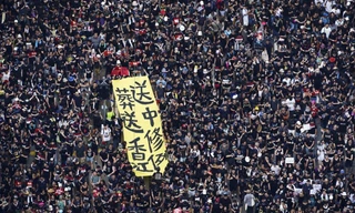 Biển người mặc áo đen phủ kín khu trung tâm Hong Kong hôm 16/6 Ảnh: AP