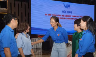 Các đại biểu trao đổi ý kiến bên lề hội nghị 