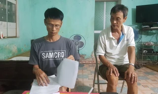 Anh Lê Mạnh Linh ( trái) mất vợ vì “bản án” oan HIV