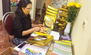 Chị Nguyễn Thị Thọ đang đóng gói sản phẩm