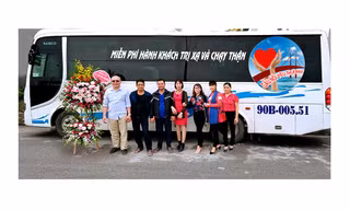 Tài xế Đỗ Minh Tiến (ngoài cùng bên trái) cùng thành viên nhóm thiện nguyện “Cầu nối yêu thương” Ảnh:NVCC 