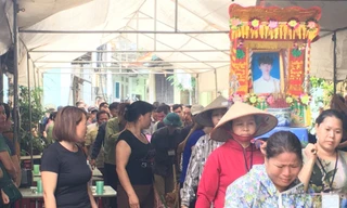 Đoàn người tiếc thương đưa tiễn học sinh lớp 10 dũng cảm cứu người. 