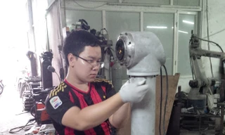 Một thành viên dự án tham gia việc lắp ghép robot 6 bậc tự do. Ảnh: TS Ðỗ Trần Thắng cung cấp