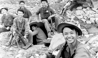 "Nụ cười chiến thắng", ảnh Đoàn Công Tính - PV báo Quân Đội Nhân dân chụp dưới chân Thành cổ Quảng Trị