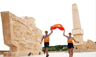 Phạm Tiến Sản (bên trái) trong hành trình chạy xuyên Việt gây quỹ vì nụ cười trẻ thơ Ảnh: NVCC 