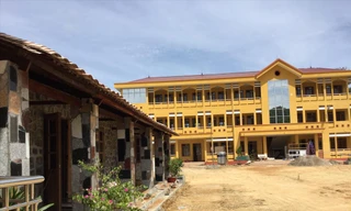 Những dãy trường lớp khang trang được xây dựng bên cạnh di tích trường đá làng Bản Hẻo năm xưa 