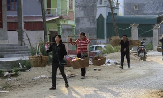 Tiểu thương buôn bán ở vùng biên Đàm Thủy (Trùng Khánh, Cao Bằng) Ảnh: TRƯỜNG PHONG