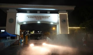 18 giờ 50 ngày 28/3, công tác khử trùng, tiêu độc tại BV Bạch Mai bắt đầu Ảnh: Nguyễn Minh