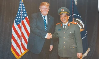 Trung tướng Đoàn Duy Khương chụp ảnh lưu niệm cùng Tổng thống Mỹ Donald Trump