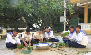 Cán bộ, chiến sĩ trên đảo Phan Vinh gói bánh chưng đón TếtẢnh: Trường Phong