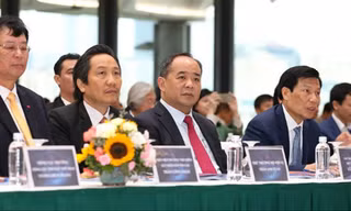Chủ tịch Lê Khánh Hải (thứ ba từ trái sang) sẽ giúp VFF chọn được người có thực tài kiếm tiền? ảnh: H.L