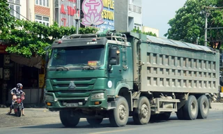 Xe tải có dấu hiệu quá khổ, cơi nới thành thùng hoạt động tấp nập qua thị trấn Xuân Mai (Hà Nội) Ảnh: Ngọc An 