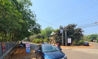 Quanh khu vực quy hoạch sân bay Hớn Quản chỉ còn vài người ngồi đường bán đất Ảnh: Hương Chi