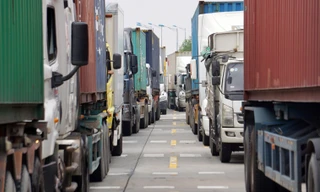 Hàng trăm xe tải, container xếp hàng trên cao tốc Hà Nội - Hải Phòng để khai báo y tế Ảnh: Nguyễn Hoàn