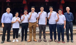 PGS. Lê Anh Vinh (bên trái), thầy Lê Bá Khánh Trình (bên phải) cùng 6 thành viên của đội tuyển IMO Việt Nam . Ảnh: PGS. Lê Anh Vinh cung cấp 