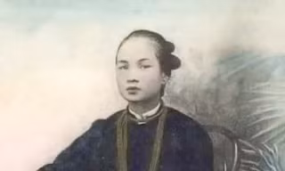 Cô Ba in trên nhãn hiệu xà bông của ông Bền là hoa hậu của Hòn Ngọc Viễn Đông vào giữa những năm 30 của thế kỷ XX