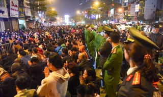 Hàng nghìn người tràn ra vỉa hè, lòng đường cúng sao giải hạn ở chùa Phúc Khánh Ảnh: NHƯ Ý 