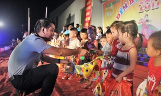 Trong một lần từ thiện, tặng quà Trung thu cho hơn 200 trẻ em dân tộc huyện Đầm Hà (Quảng Ninh)