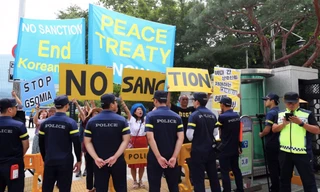 Người biểu tình ở Seoul ngày 17/12 kêu gọi Mỹ dỡ bỏ các biện pháp trừng phạt Triều Tiên Ảnh: EPA