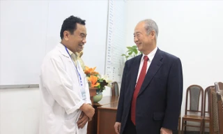 GS.BS Masatoshi Makuuchi dặn dò bác sĩ tại Bệnh viện Đà Nẵng sau ca phẫu thuật gan Ảnh: THANH TRẦN