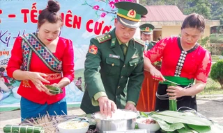 Hội viên Hội Phụ nữ tỉnh Sơn La và cán bộ Đồn Biên phòng Mường Lạn gói bánh chưng tặng người nghèo trên địa bàn ẢNH: BĐBP