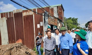 Bí thư Thành ủy TPHCM Nguyễn Thiện Nhân thị sát tại huyện Bình Chánh về tình trạng xây dựng trái phép 