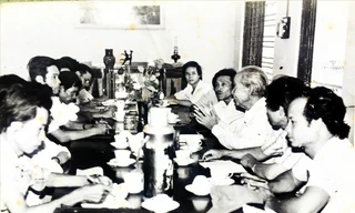 Nhà thơ Vũ Đình Liên (thứ ba bìa phải) trò chuyện với văn nghệ sĩ Nghĩa Bình năm 1988 (Tác giả ngồi cuối, cùng hàng)