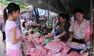 Giá thịt lợn có thể tăng cao trong thời gian tới, do thiếu hụt nguồn cung trong nước vì bệnh dịch tả lợn châu Phi Ảnh: Bình Phương 