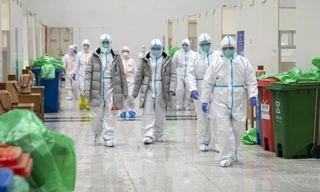 Các y bác sĩ tại một bệnh viện dã chiến được dựng lên tại trung tâm triển lãm ở Vũ Hán ảnh: Xinhua