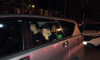 Các đối tượng người Trung Quốc nhập cảnh trái phép tại cơ quan công an (ảnh lớn); Cảnh sát bắt quả tang đối tượng môi giới đưa dẫn người nhập cảnh trái phép (ảnh nhỏ) Ảnh: Nguyễn Hoàn 