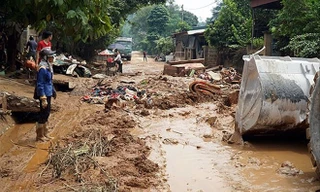 Bùn thải tràn vào khu vực dân cư