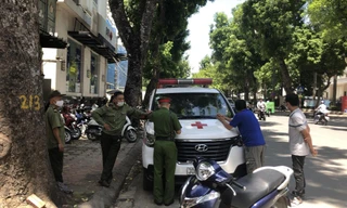 Công an quận Hoàn Kiếm ra quân xử phạt xe cứu thương, taxi dừng đỗ sai quy định trước cổng BV Việt Đức ngày 25/8 