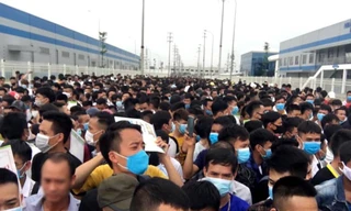 Người lao động chen nhau để nộp hồ sơ tuyển dụng