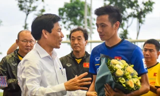 Bộ trưởng Nguyễn Ngọc Thiện (trái) mong muốn ứng viên Chủ tịch VFF, Thứ trưởng Lê Khánh Hải sẽ có đề cương tranh cử, và là hạt nhân xây dựng bộ máy VFF vững mạnh ảnh: VSI 