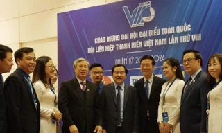 Thường trực Ban Bí thư Trần Quốc Vượng và các đại biểu dự Đại hội 