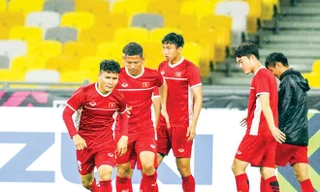 HLV Park Hang seo và các cầu thủ tập làm quen sân Bukit Jalil trước ngày thi đấu ảnh: HỮU PHẠM 