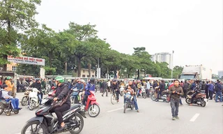 Những người tự nhận là CĐV dàn xe trước trụ sở VFF, gây ách tắc giao thông, tạo áp lực để VFF bán vé Ảnh: H.M 