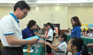 Phó Thủ tướng Vũ Đức Đam nhận thông điệp từ Diễn đàn Trẻ em quốc gia 2019 Ảnh: XUÂN TÙNG 