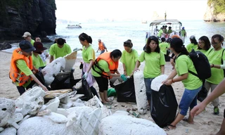 Rác tràn ngập trên bãi tắm Bãi Cháy, TP Hạ Long hôm 30/4Ảnh: Hoàng Dương