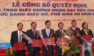 Lễ trao giấy chứng nhận tiêu chuẩn chức danh Giáo sư, phó giáo sư. Ảnh: Minh họa