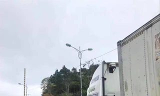 Ngóng trông đến lượt xe mình qua được biên giới Ảnh: Duy Chiến