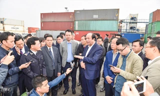 Bộ trưởng, Chủ nhiệm VPCP Mai Tiến Dũng kiểm tra việc nhập khẩu tại Cảng Hải Phòng ảnh: Như Ý 