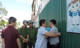 Công an TP Nha Trang có mặt tại hiện trường vụ việc nhân viên nhà thầu Công ty Long Giang (bên phải ảnh) không cho chủ đầu tư là Công ty K-Homes mở vít vào kiểm tra công trường dự án. Ảnh chụp lại từ clip do Công ty K-Homes cung cấp.