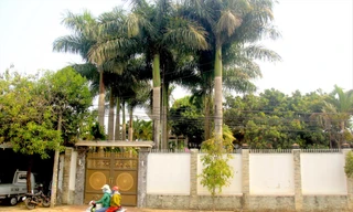 Bên ngoài biệt thự xa hoa của ông Đỗ Văn Sang (ảnh lớn); Ông Đỗ Văn Sang được giao phối hợp để giải quyết những tồn đọng khi còn giữ chức Giám đốc Công ty 75 