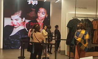 Khách xếp hàng mua sắm trong ngày hội giảm giá tại trung tâm thương mại ở Hà Nội