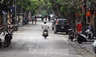 Phố vắng như Tết ngày đầu Hà Nội thực hiện đóng cửa quán xá. Ảnh: HOÀNG MẠNH THẮNG
