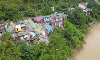Hàng chục căn nhà ở Hoà Bình nguy cơ bị sông Ðà "nuốt". Ảnh: Mạnh Thắng.