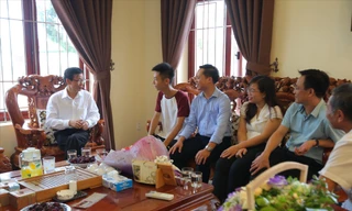 Anh Nguyễn Thuận Hưng trao đổi với GS. Nguyễn Văn Minh, Hiệu trưởng Trường ĐH Sư phạm Hà Nội (bìa trái)Ảnh: Bá Hải