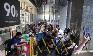 Khoảng 50 người xếp hàng từ chiều hôm trước bên ngoài cửa hàng Robinsons The HeerenẢnh: Strait Times