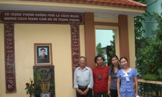 Ngôi mộ Vũ Trọng Phụng trong khu tưởng niệm ở Giáp Nhất (Hà Nội) trước kia (ảnh tư liệu của nhà phê bình Văn Giá)